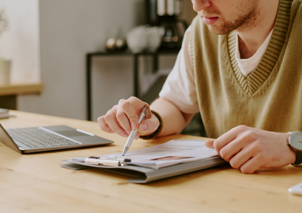 Lücken im Lebenslauf überzeugend erklären: Strategien, Formulierungshilfen und Tipps für Bewerbung und Vorstellungsgespräch.