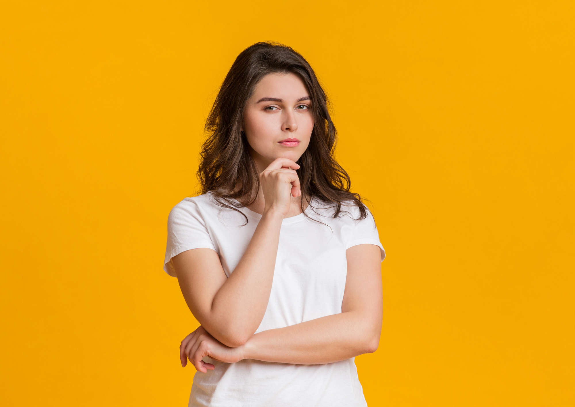 Skeptische Person überlegt, ob ein Jobcoaching wirklich etwas bringt
