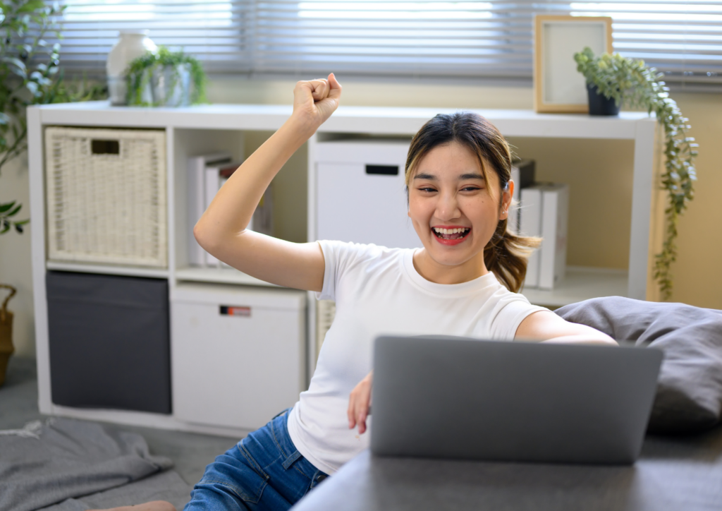 Person erfährt am Laptop von kostenlosem Coaching über das Jobcenter (AVGS)