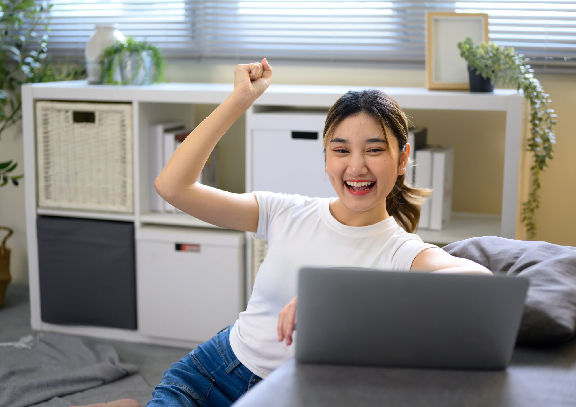 Person erfährt am Laptop von kostenlosem Coaching über das Jobcenter (AVGS)