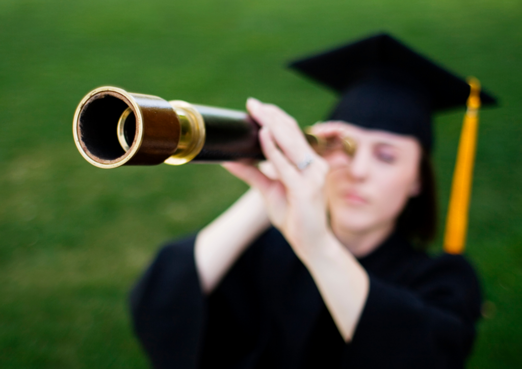 Akademikerin mit Abschluss prüft Stellenanzeigen – Berufseinstieg trotz Studium