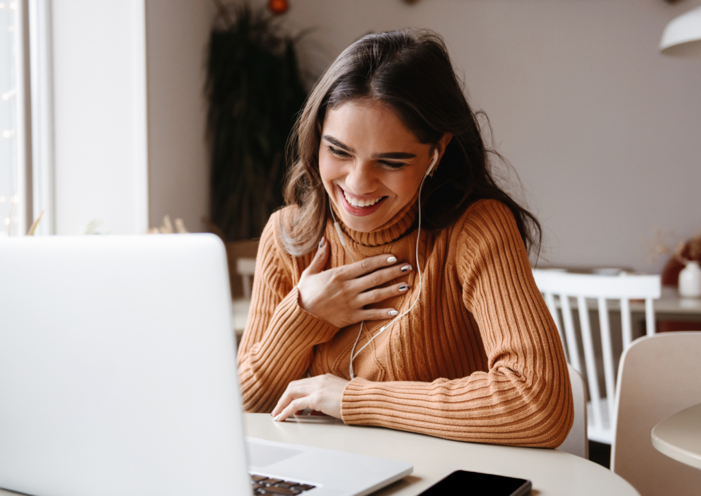 Teilnehmer im Online-Jobcoaching per Videocall am Laptop